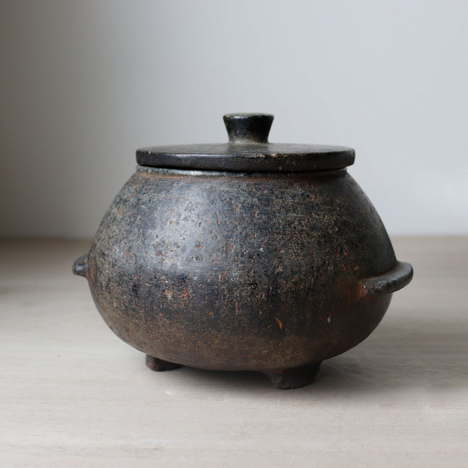 朝鮮　三足石鍋　【Korean stone pot】