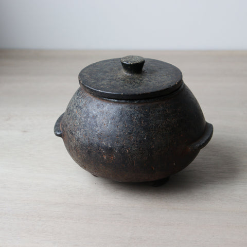 朝鮮　三足石鍋　【Korean stone pot】
