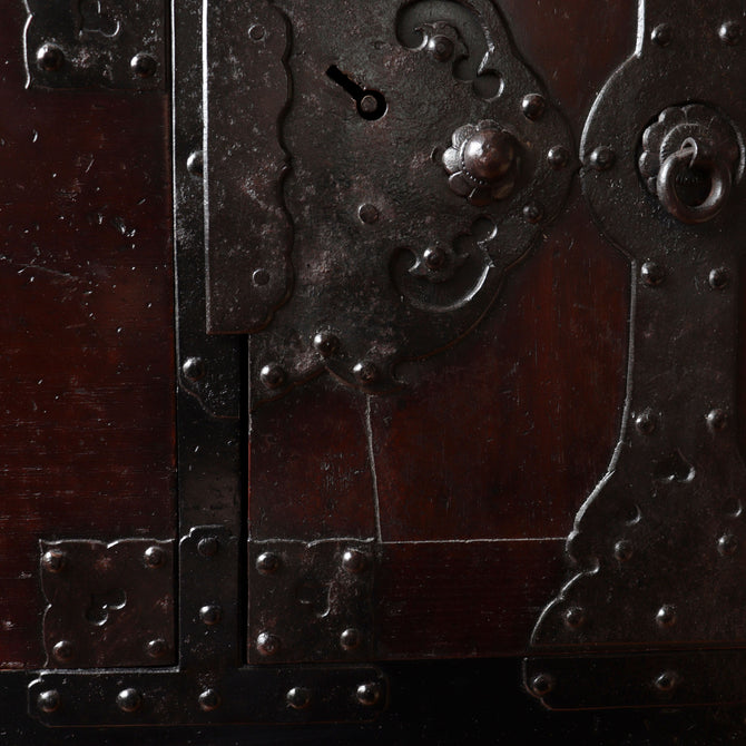◆ご商談中ーSales pending◆時代箪笥／米沢兜金具衣裳箪笥【Yonezawa clothing chest 】 [j1098]　Japanese Antique Furniture