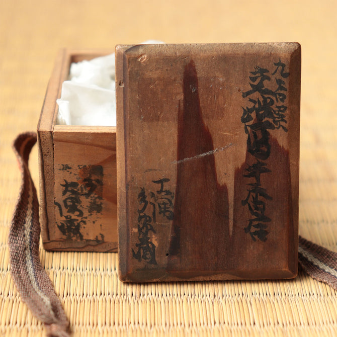 九谷交趾写牛香合【Kutaniyaki Incense Box with a Cow Design 】 [s1523]