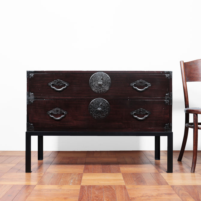時代箪笥／米沢桜紋衣裳箪笥　スタンド付き【Yonezawa clothing chest with metal stand 】 [j1136]　Japanese Antique Furniture