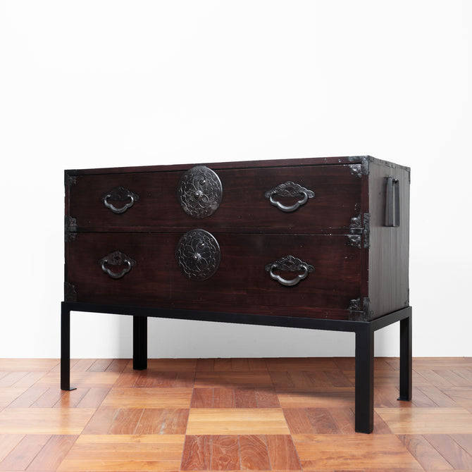 時代箪笥／米沢桜紋衣裳箪笥　スタンド付き【Yonezawa clothing chest with metal stand 】 [j1136]　Japanese Antique Furniture