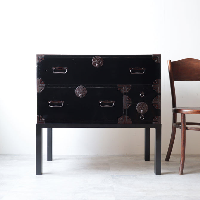 時代箪笥／庄内衣裳箪笥【Shounai clothing chest with metal stand】 [j1219]Japanese Antique Furniture