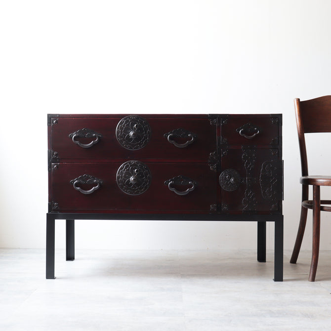 時代箪笥／米沢桜紋衣裳箪笥　スタンド付き【Yonezawa clothing chest with metal stand 】 [j1220]　Japanese Antique Furniture