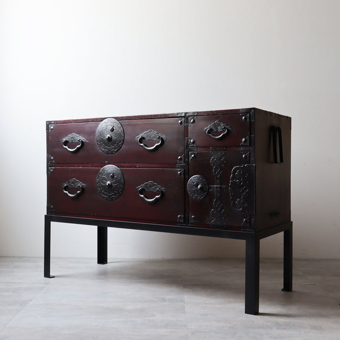 時代箪笥／米沢桜紋衣裳箪笥　スタンド付き【Yonezawa clothing chest with metal stand 】 [j1220]　Japanese Antique Furniture
