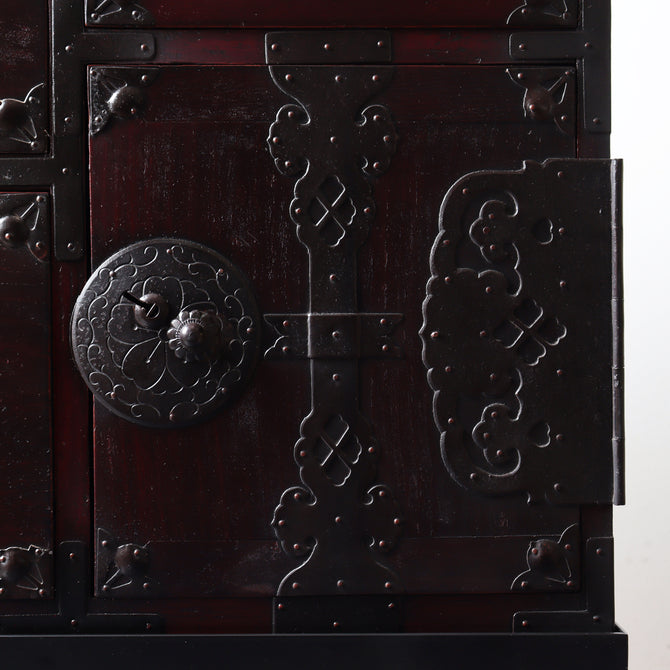 時代箪笥／米沢桜紋衣裳箪笥　スタンド付き【Yonezawa clothing chest with metal stand 】 [j1220]　Japanese Antique Furniture