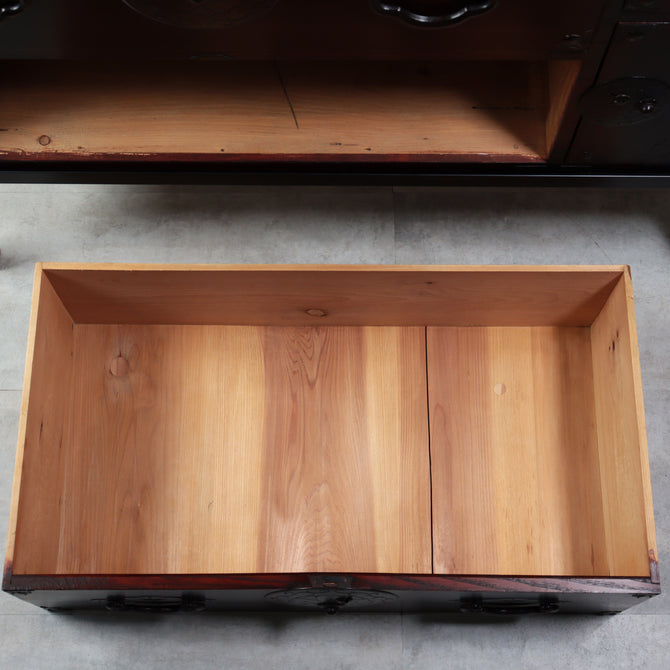時代箪笥／米沢桜紋衣裳箪笥　スタンド付き【Yonezawa clothing chest with metal stand 】 [j1220]　Japanese Antique Furniture