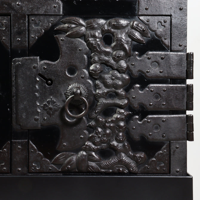 時代箪笥／黒塗庄内閂付小箪笥　スタンド付き【Small chest with metal stand】 [j1222]　Japanese Antique Furniture