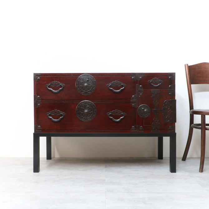 時代箪笥／米沢桜丸衣裳箪笥　スタンド付き【Yonezawa clothing chest with metal stand 】 [j1210]　Japanese Antique Furniture