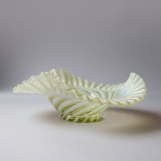 ウランガラス・ラッフルドオパールセントボウル　Fenton U.S.A.ビンテージガラス　[g049]