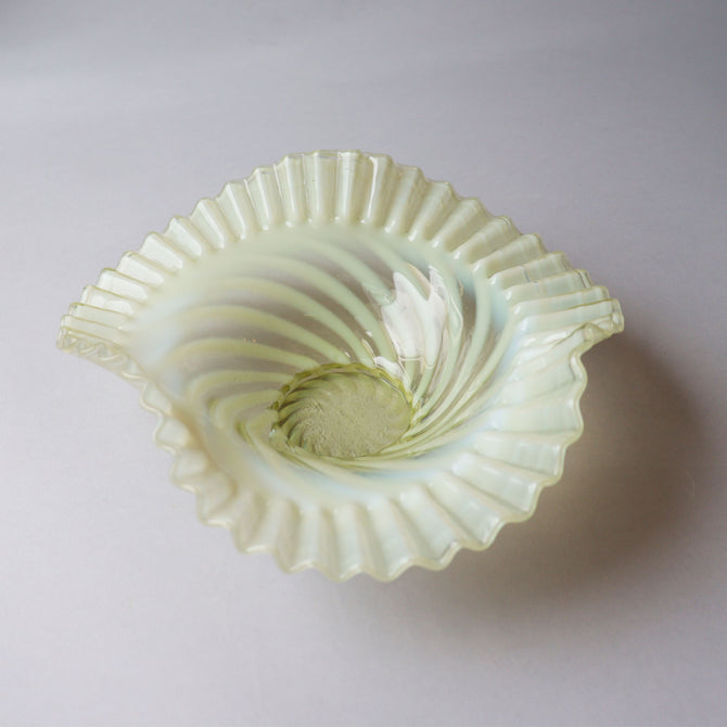 ウランガラス・ラッフルドオパールセントボウル　Fenton U.S.A.ビンテージガラス　[g049]