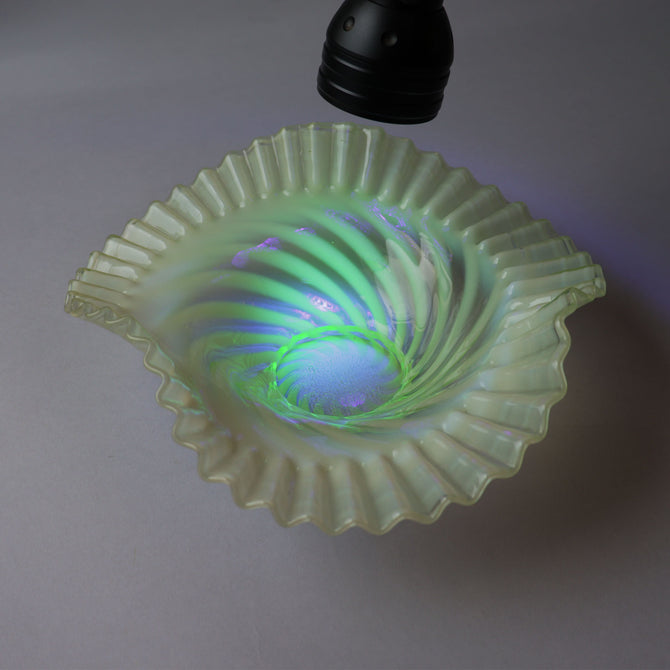 ウランガラス・ラッフルドオパールセントボウル　Fenton U.S.A.ビンテージガラス　[g049]