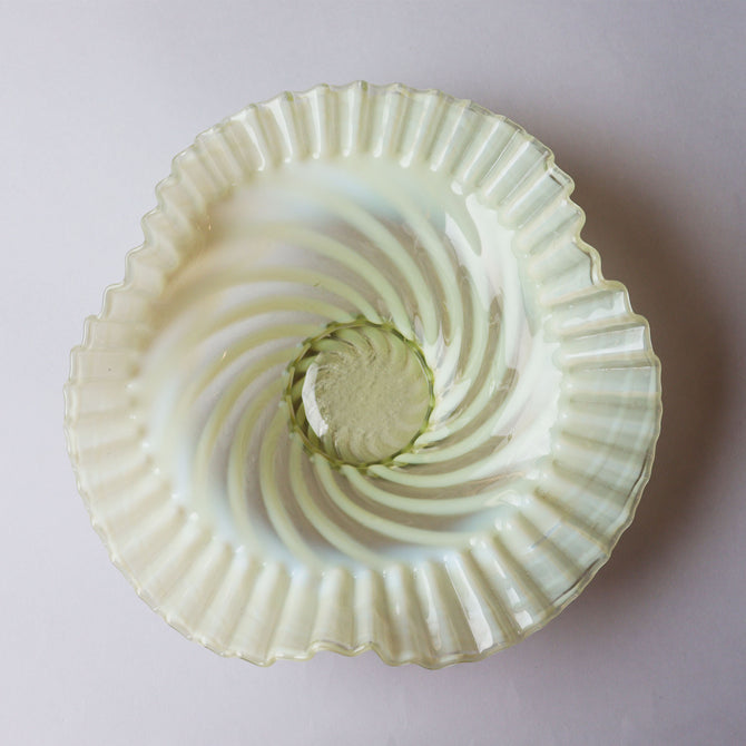 ウランガラス・ラッフルドオパールセントボウル　Fenton U.S.A.ビンテージガラス　[g049]