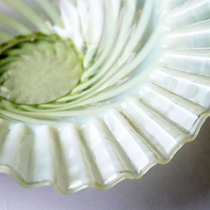 ウランガラス・ラッフルドオパールセントボウル　Fenton U.S.A.ビンテージガラス　[g049]