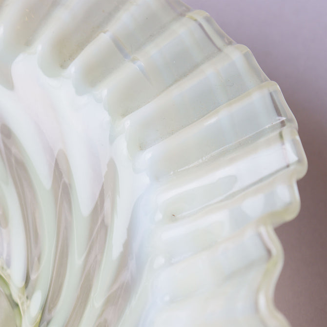 ウランガラス・ラッフルドオパールセントボウル　Fenton U.S.A.ビンテージガラス　[g049]