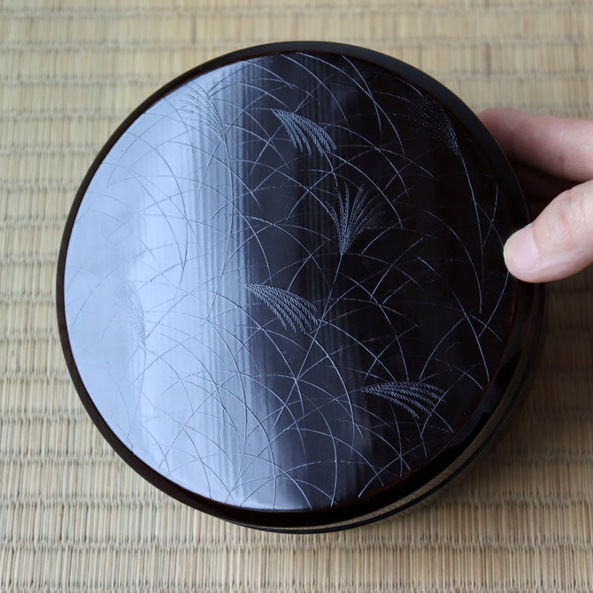 月薄蒔絵鏡巣　長野横笛【Mirror box with moon and silvergrass design by Outeki Nagano】 [k0373]