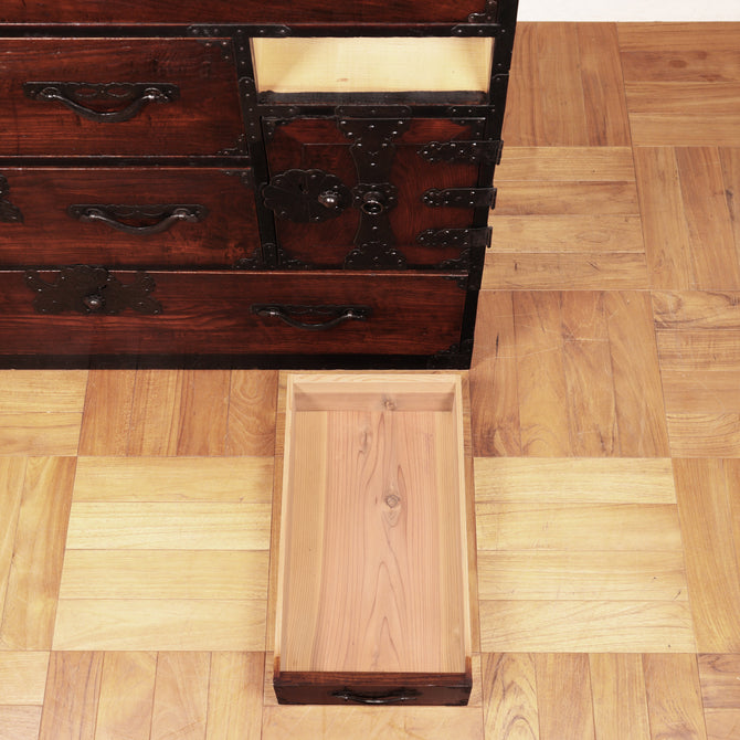 時代箪笥／米沢菊紋衣裳箪笥【YONEZAWA clothing chest】 [j1017]　Japanese Antique Furniture