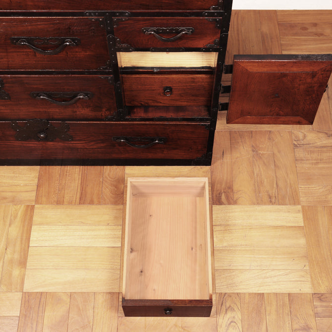 時代箪笥／米沢菊紋衣裳箪笥【YONEZAWA clothing chest】 [j1017]　Japanese Antique Furniture