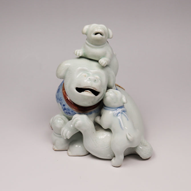 平戸犬置物[k0515]【Okimono in the Form of a Dog with Ruffled Collar and  Puppies made in Hirado Japan】