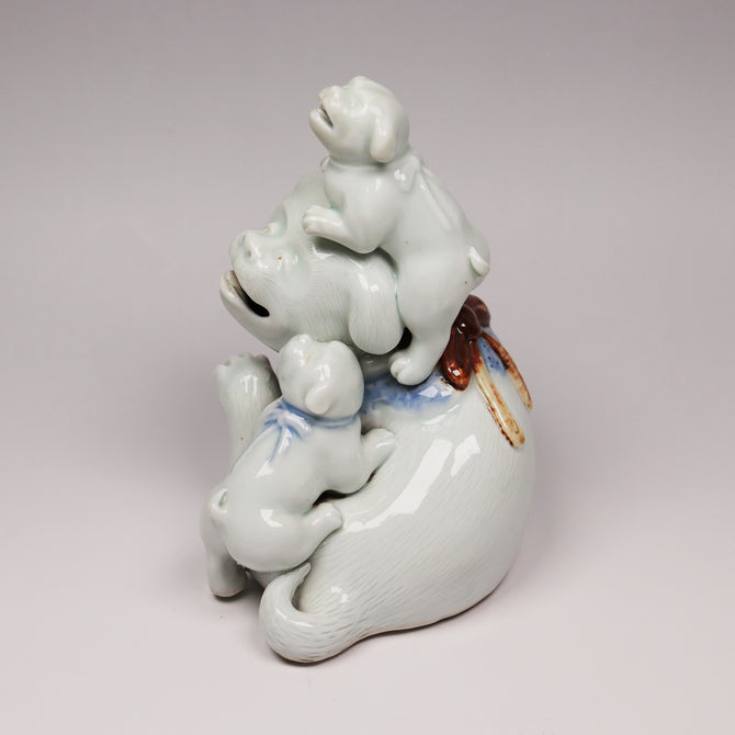 平戸犬置物[k0515]【Okimono in the Form of a Dog with Ruffled Collar and  Puppies made in Hirado Japan】