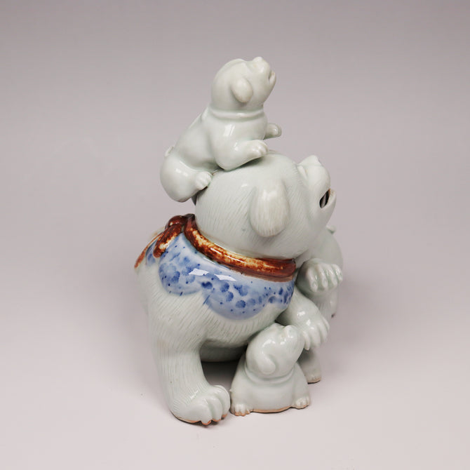 平戸犬置物[k0515]【Okimono in the Form of a Dog with Ruffled Collar and  Puppies made in Hirado Japan】