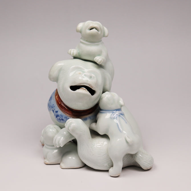 平戸犬置物[k0515]【Okimono in the Form of a Dog with Ruffled Collar and  Puppies made in Hirado Japan】