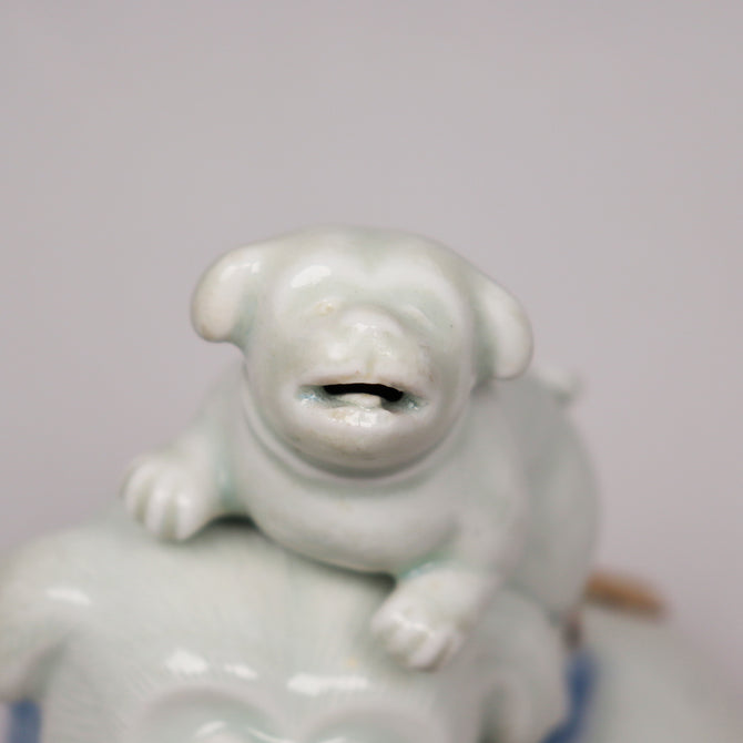 平戸犬置物[k0515]【Okimono in the Form of a Dog with Ruffled Collar and  Puppies made in Hirado Japan】