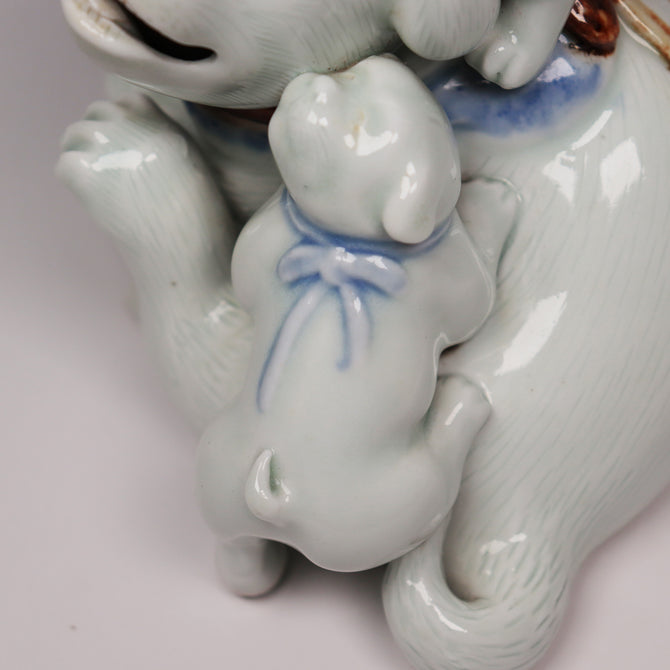 平戸犬置物[k0515]【Okimono in the Form of a Dog with Ruffled Collar and  Puppies made in Hirado Japan】