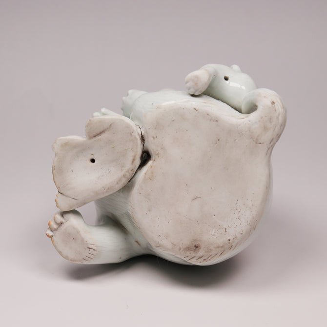 平戸犬置物[k0515]【Okimono in the Form of a Dog with Ruffled Collar and  Puppies made in Hirado Japan】