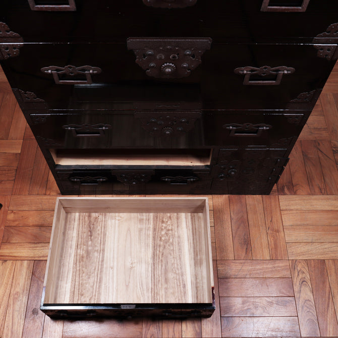 時代箪笥／黒塗庄内衣裳箪笥【Shonai clothing chest】[j1065]　Japanese Antique Furniture